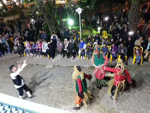 اجرای گروه نمایش خورتاب در جشنواره نوروزی شهرداری لاهیجان در محل خانه روستایی باغ ملی